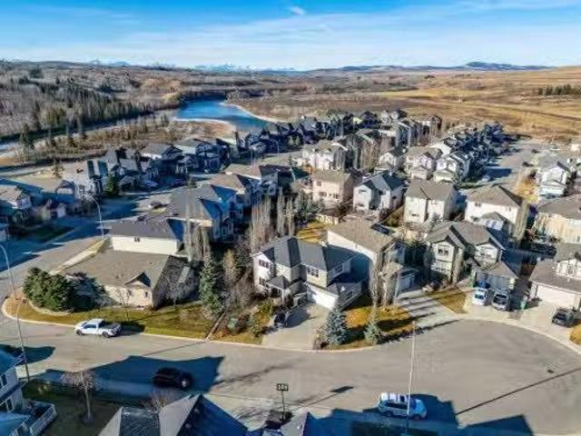 142 West Pointe Circle, Cochrane, AB, T4C 0C2 house for sale.