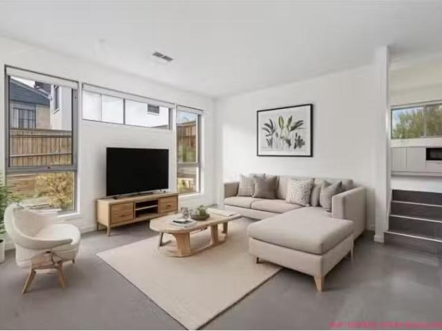 1/43 Gawler Crescent, DEAKIN House for rent Listed by Adam St.
