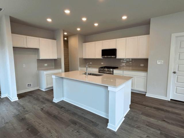 143 Hornet St