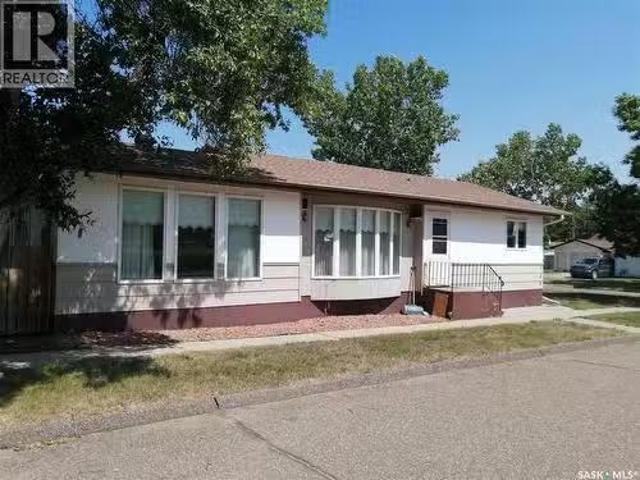 144 2Nd Street W, Ponteix, SK, S0N 1Z0 house for sale Listi.