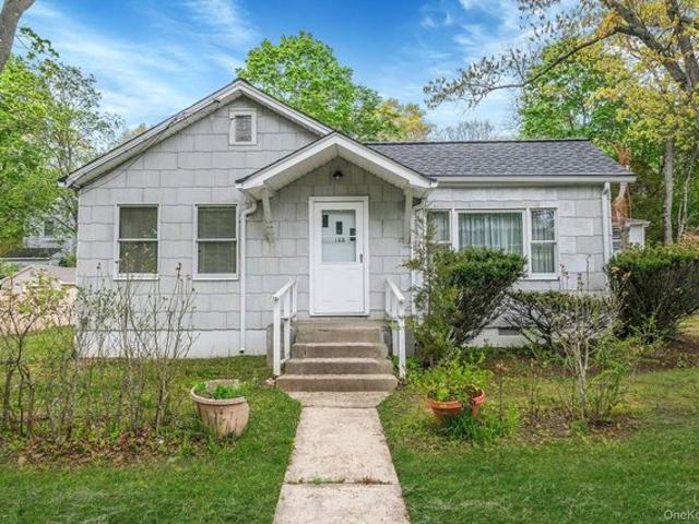 145 Locust Dr, Rocky Point, NY 11778