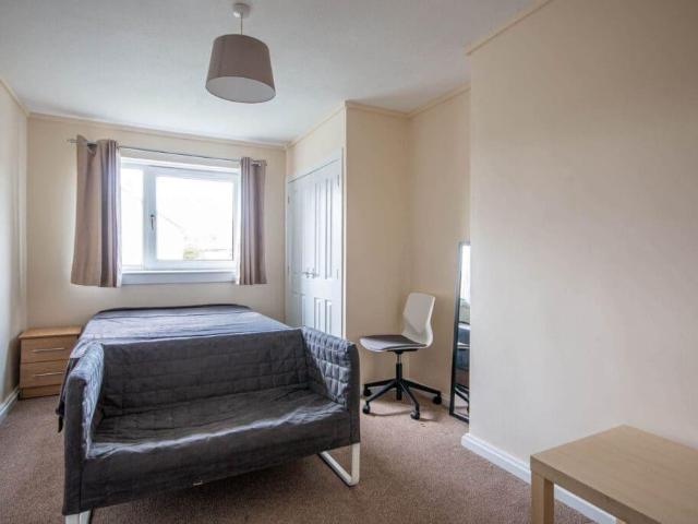 1467L West Pilton Grove, Edinburgh. 4 bed flat share to rent £530 pcm £122 pw