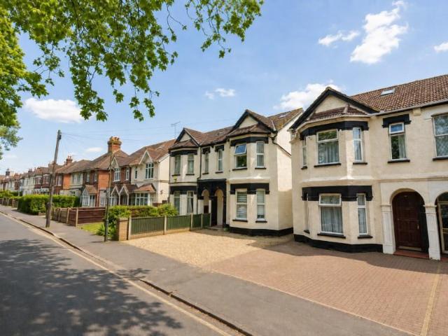 146 Maybury Road, Woking GU21 Studio to rent £995 pcm £230 pw