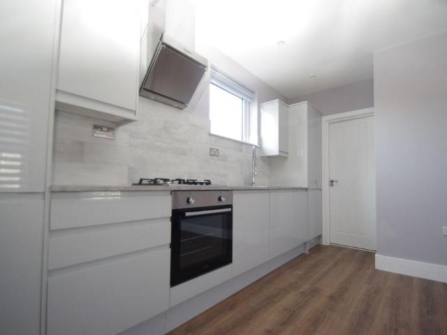 146 Queens Road, Watford, WD17 2NX. 1 bed flat to rent £1,300 pcm £300 pw