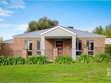 1/470 Wagga Road, Lavington Townhouse for rent Listed by Kira.