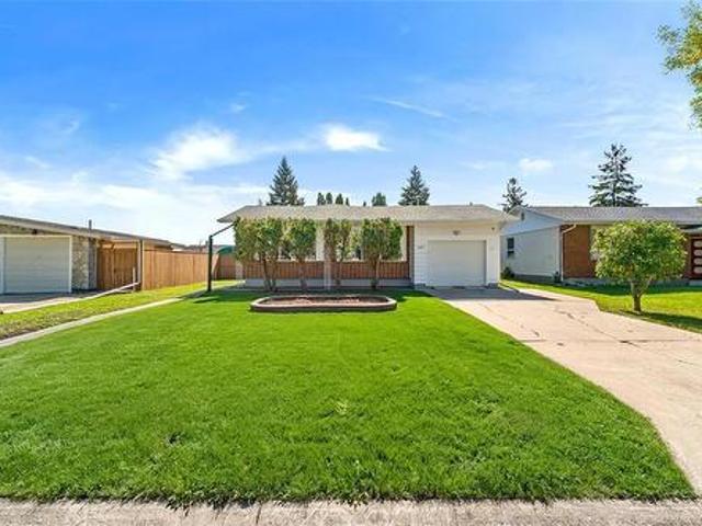 147 Southmoor Road, Winnipeg, MB, R2J 2P3 house for sale | Listing ID 202621 | Royal LePage