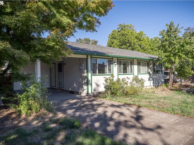 147 SW Wake Robin AVE