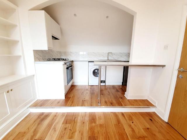147C TFF Rathcoole Gardens, Crouch End 1 bed barn conversion to rent £1,712 pcm £395 pw