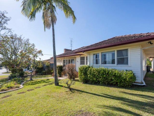 1486 SQM FLOOD FREE LOT MASSIVE 1960'S ERA HOME