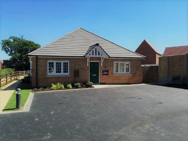 148 Forest House Lane, Leicester. 2 bed bungalow to rent £1,250 pcm £288 pw