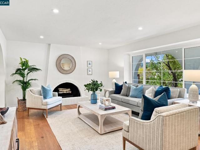 149 Sandringham Dr