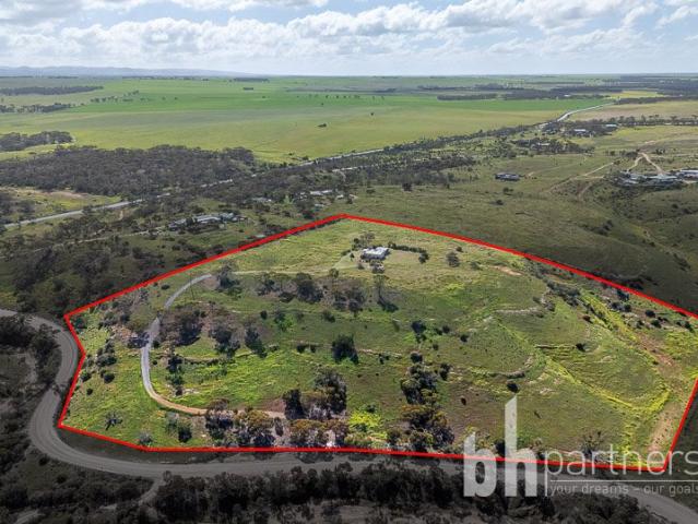 14.9 Acres with Shedding & Views close to Town