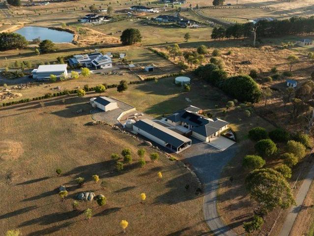 14,000m² in Murrumbateman. Room to actually live