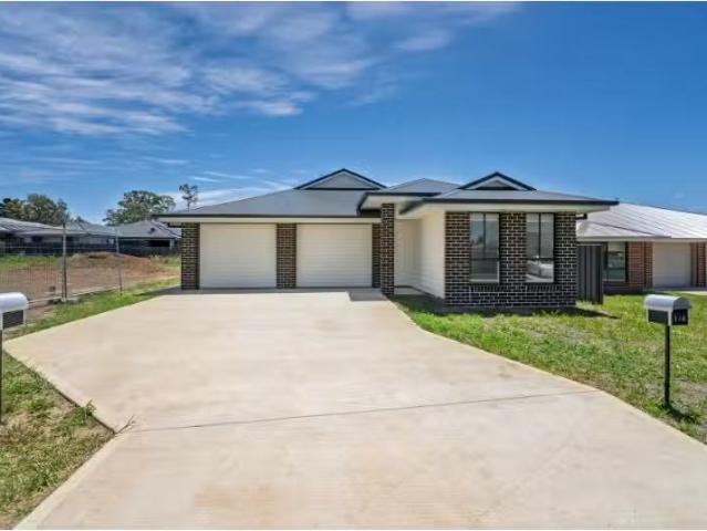 1/4 Tindal Court, Armidale Townhouse for rent Listed by Prope.