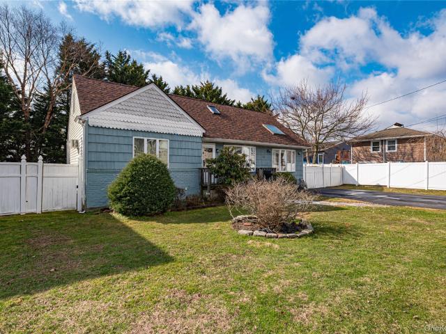 14 Willoughby Pl, West Islip, NY 11795 | MLS #965759