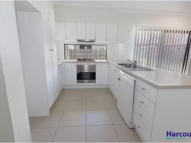14 Yarra Cr, Kelso House for rent Listed by Harcourts Leasing.