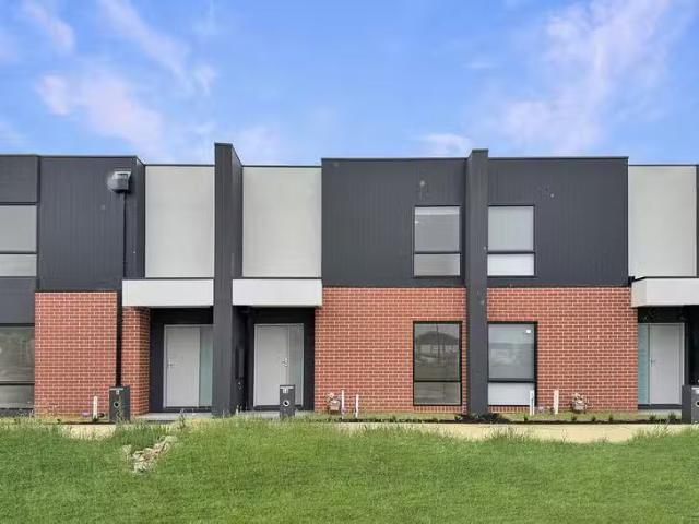 14 Avi Walk, Armstrong Creek, VIC 3217