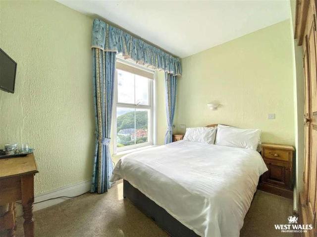 14 bed house for sale