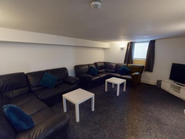 14 bedroom detached house to rent