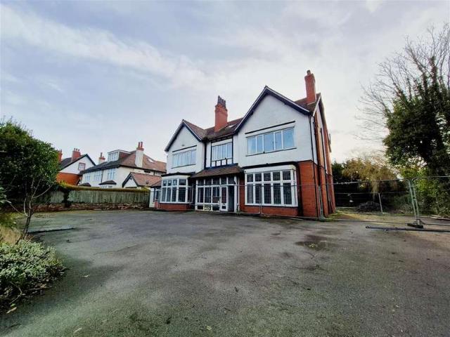 14 Bedroom Detached House