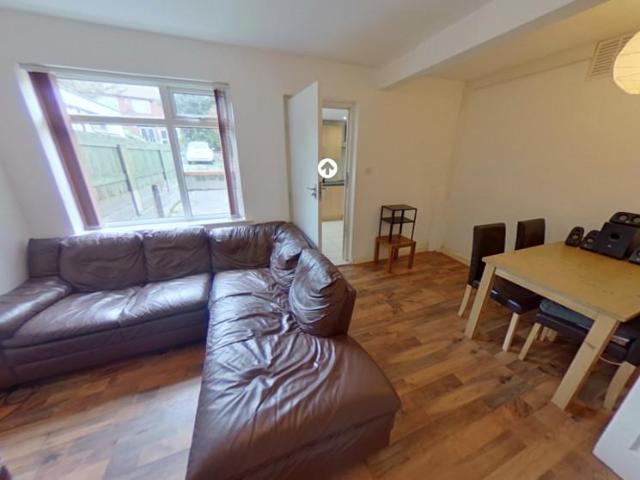 14 Chestnut Grove, Hyde Park, Leeds LS6 3 bed townhouse to rent £1,885 pcm £435 pw