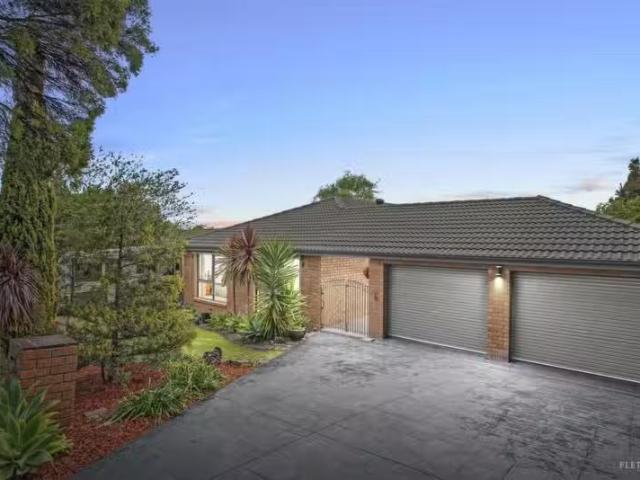 14 Chinook Crescent, Mooroolbark VIC 3138 House Auction
