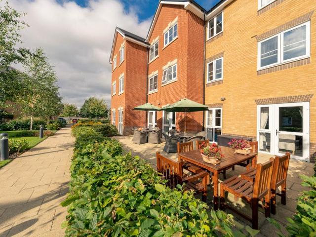 14 Churchfield Road, Walton on thames. 1 bed retirement property to rent £4,200 pcm £969 pw