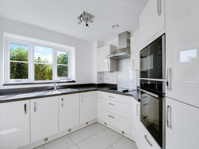 14 Churchfield Road, Walton on thames. 2 bed retirement property to rent £4,475 pcm £1,033 pw