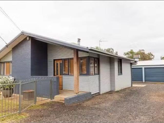 14 Collins Avenue, Dubbo House for rent Listed by Natasha Smi.