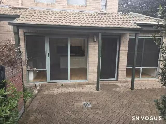 1/4 Hooker Street, Yarralumla Townhouse for rent Listed by Pa.