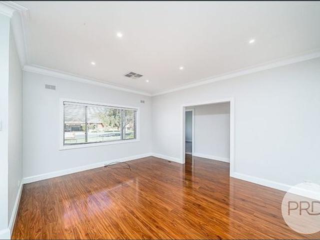 14 Inglis Street, Lake Albert NSW 2650