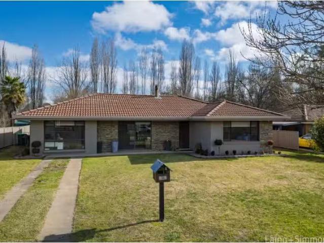 14 Phyllis Crescent, Armidale House for rent Listed by Armida.
