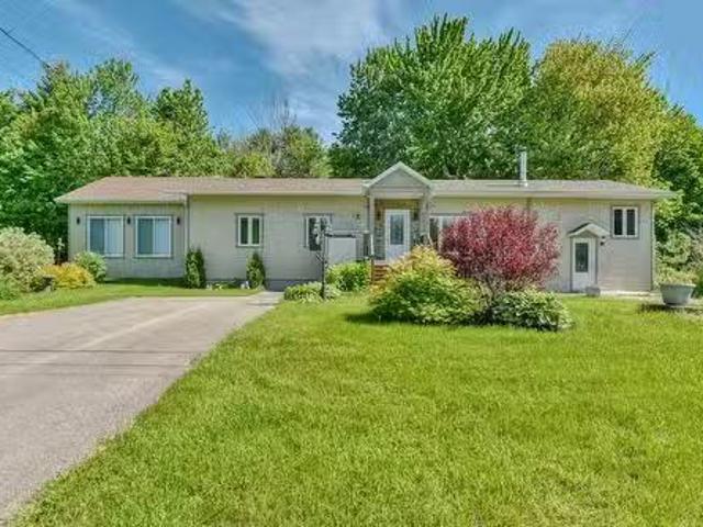 14 Rue Duperré, Brownsburg Chatham, QC, J8G 1S5 house for sa.