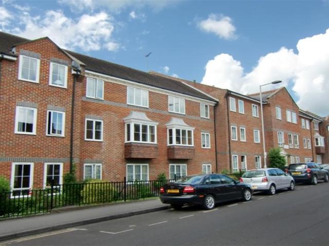 14 Ryan Court, Whitecliff Mill Street. 1 bed retirement property to rent £925 pcm £213 pw