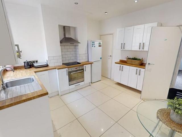 14 St Pauls Avenue, Nottingham, NG7 5EB 3 bed terraced house to rent £1,690 pcm £390 pw