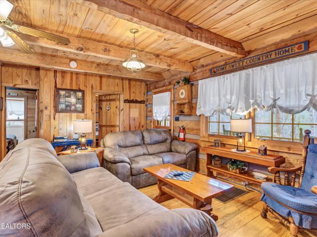 1505 Dawn LN