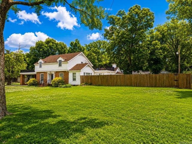 1501 Red Bud Ln