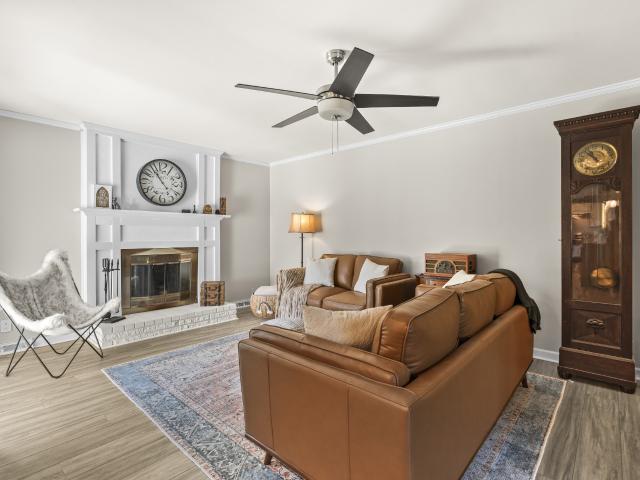 1503 Hillview Dr