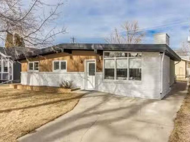 150 11 Street Ne, Medicine Hat, AB, T1A 5T1 house for sale.