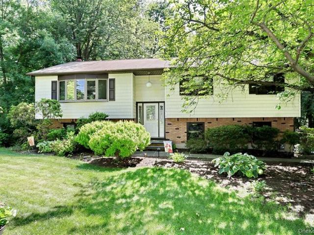 150 Schweizer Ln, Bardonia, NY 10954