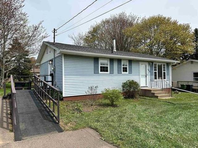 150 Parkwood Crescent, Charlottetown, PE, C1A 7A7 house for sale | Listing ID 202611 | Royal LePage