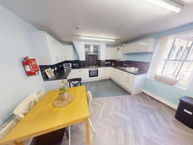 151 Wollaton Street, Nottingham, NG1 5GE 5 bed flat to rent £2,968 pcm £685 pw