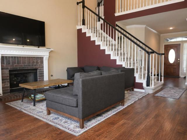 1525 Visalia Ln