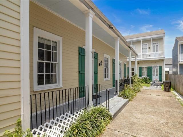 1527 dumaine street