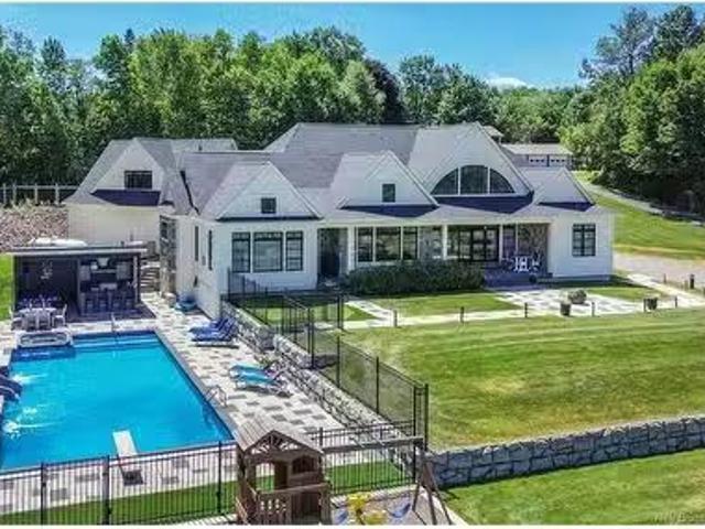 1520 Woodstock Rd, Fredericton, NB, E3C 1P3 house for sale.