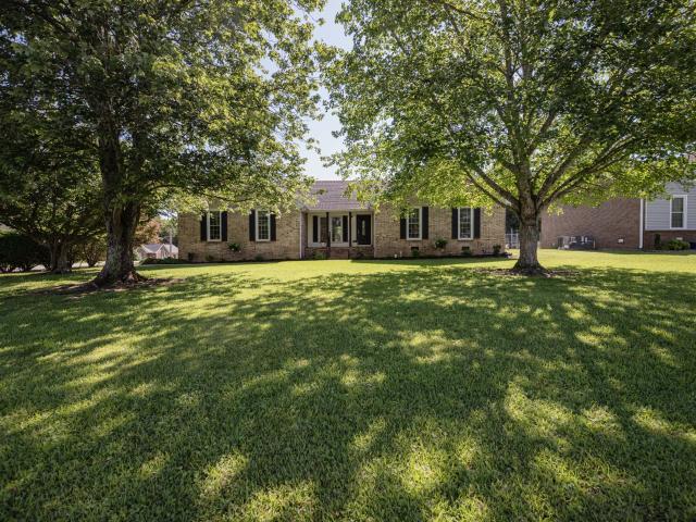152 Greenbriar Cir