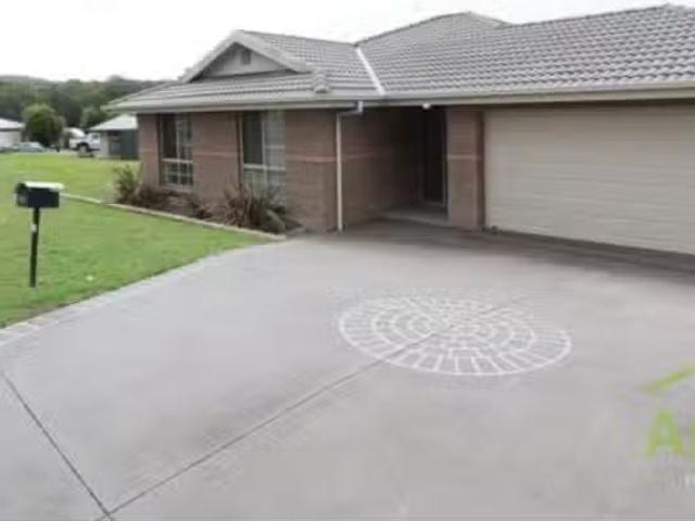 152 Northlakes Drive, CAMERON PARK House for rent Listed by J.