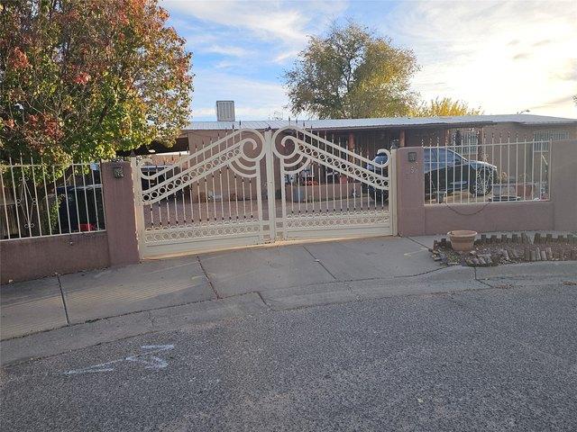 153 Vista Del Norte, Santa Fe, NM 87507