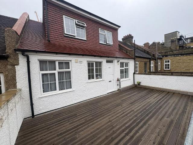 153c High Street Sutton Surrey SM1 1JH 2 bed flat to rent £1,650 pcm £381 pw