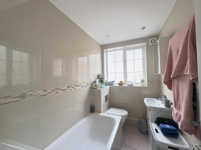 153D HIGH STREET SUTTON SURREY SM1 1JH 1 bed flat to rent £1,250 pcm £288 pw